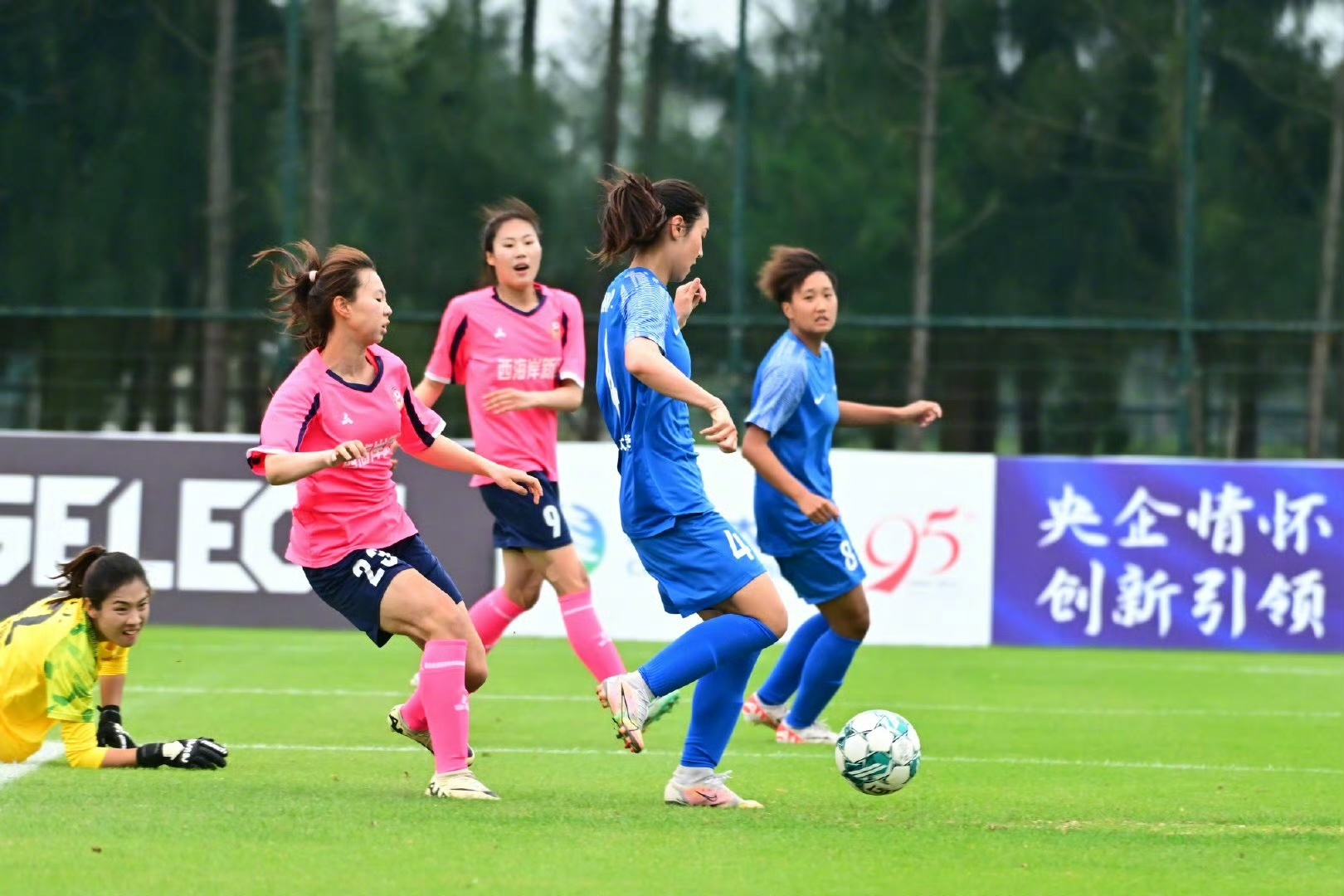 女足选手在足球比赛中的高空折射技术