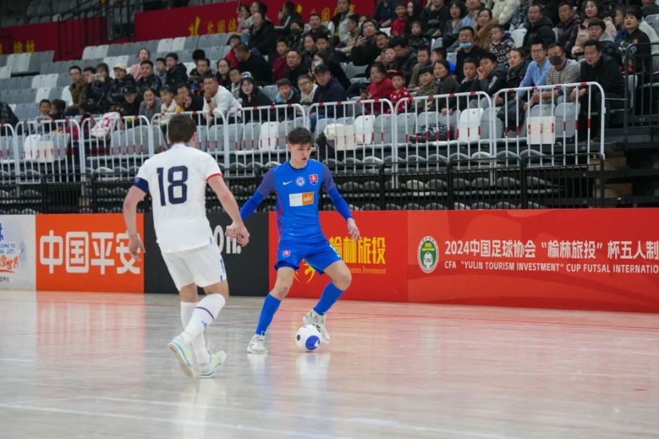 包含芬兰队力克对手，跻身国际足球赛半决赛的词条