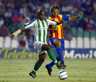 瓦伦西亚遭遇挑战，艰难取胜