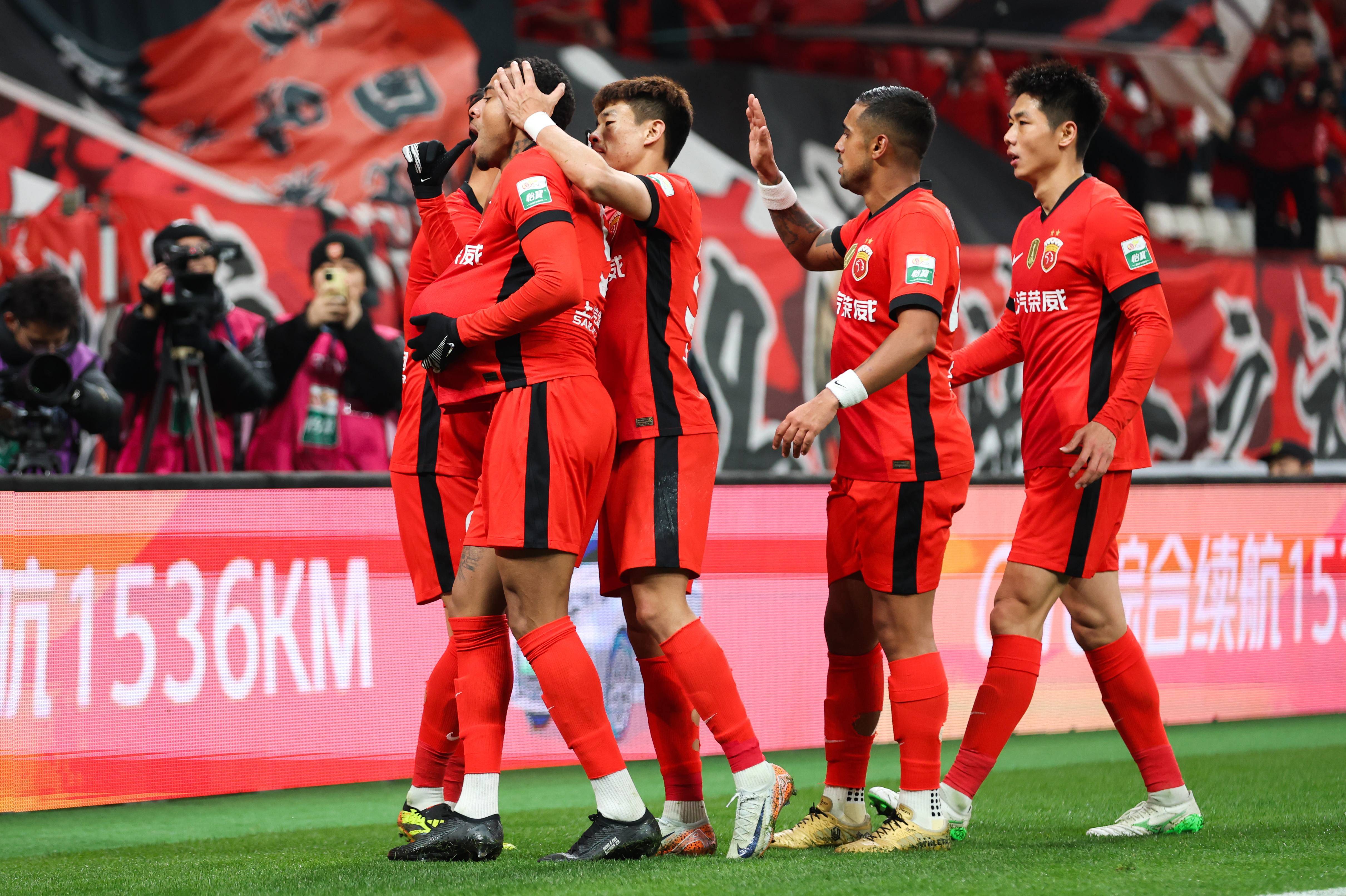 全新一季足球赛事收官战火激烈