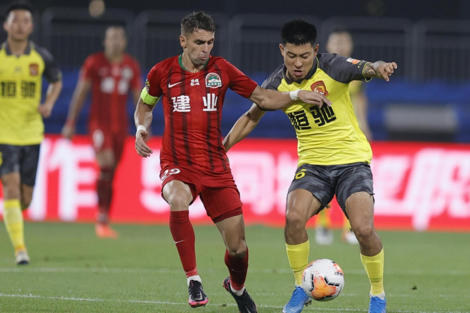 广州恒大客场击败河南建业，继续保持领先优势