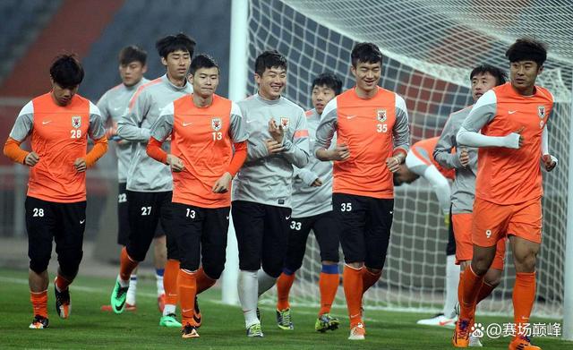 关于国内联赛竞争激烈，各队实力拼杀的信息