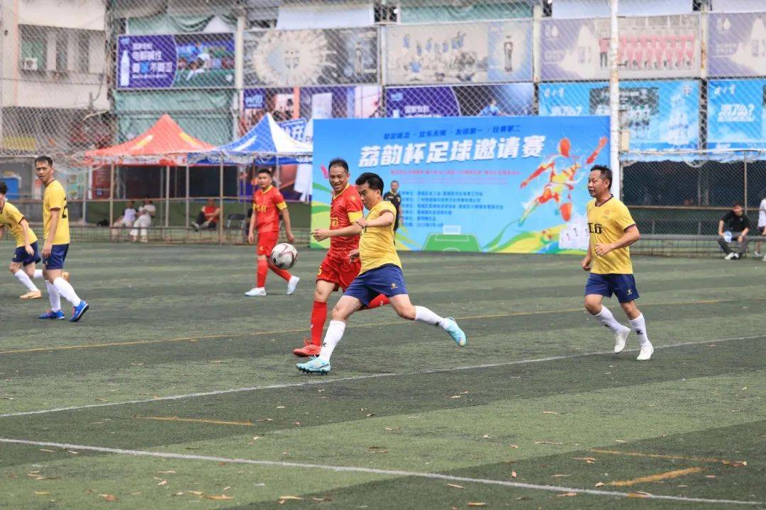 关于激烈角逐！足球赛事引发热议！的信息